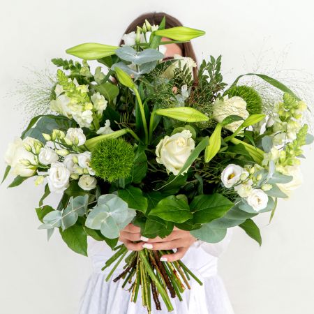Groot bloemen boeket met witte bloemen en groene bladeren stijlvol elegant tijdloos